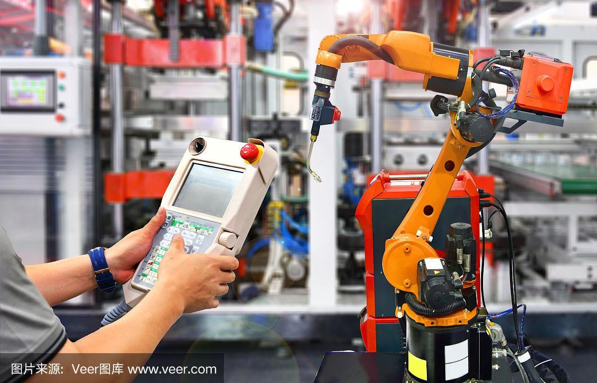工程师检查和控制工厂自动化橙色现代机器人系统